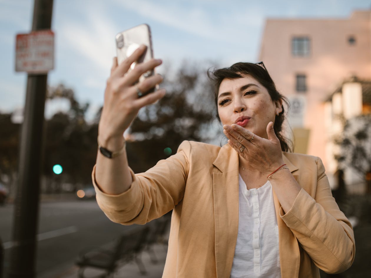 8 Signs You Share a Bond That Distance Can’t Break