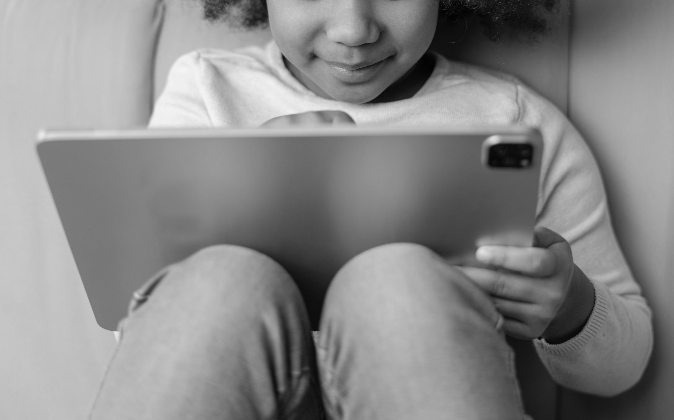 Viewers Convinced 1941 Photo of Child Holding ‘iPad’ Is Evidence of Time Travel