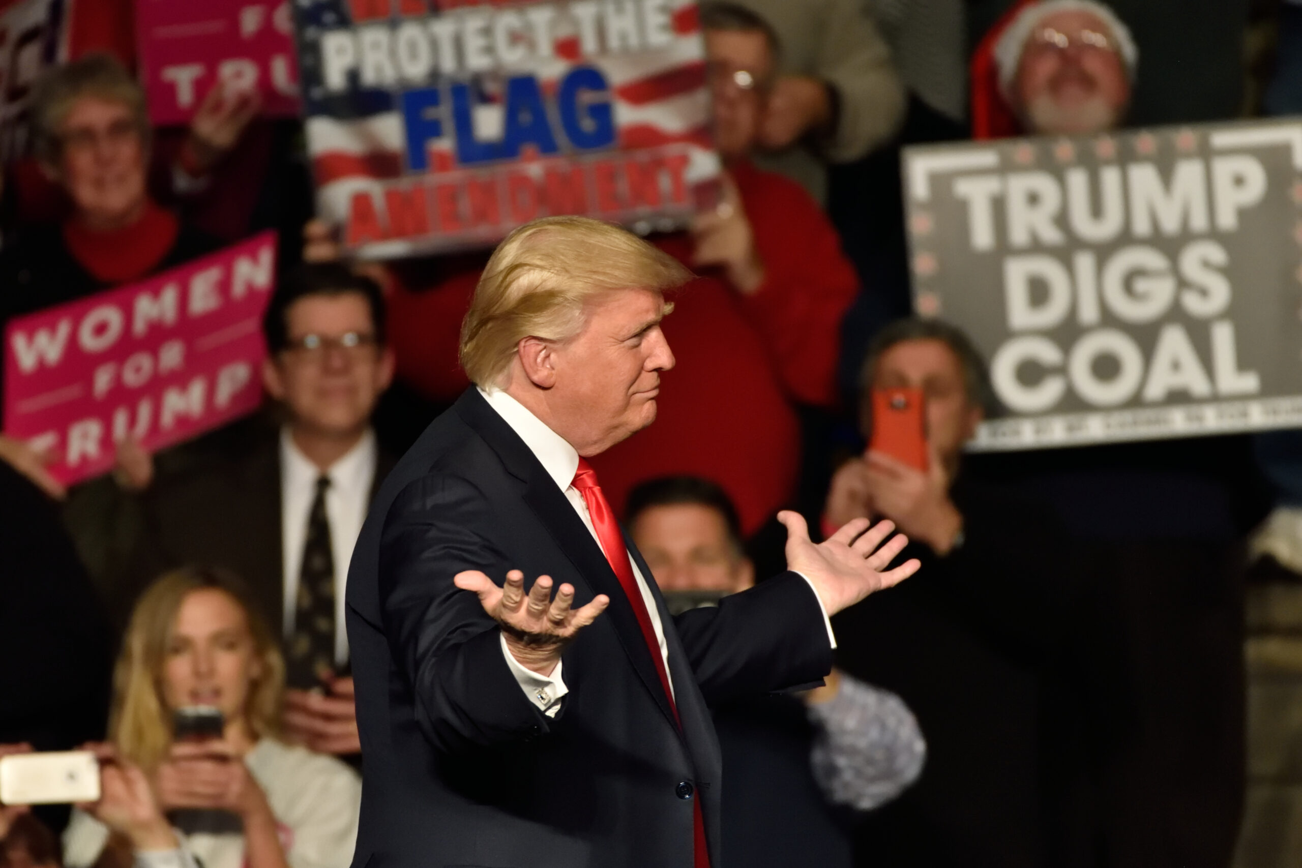 Donald Trump’s Visible Neck Rash Prompts Renewed Health Scrutiny