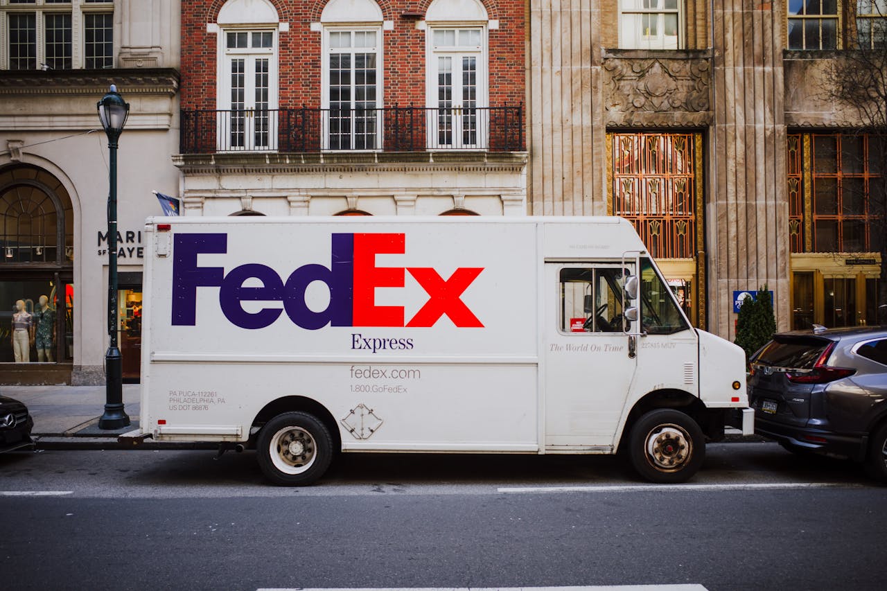 FedEx Driver’s Quiet Act of Kindness for Grieving Widow Melts Hearts Online