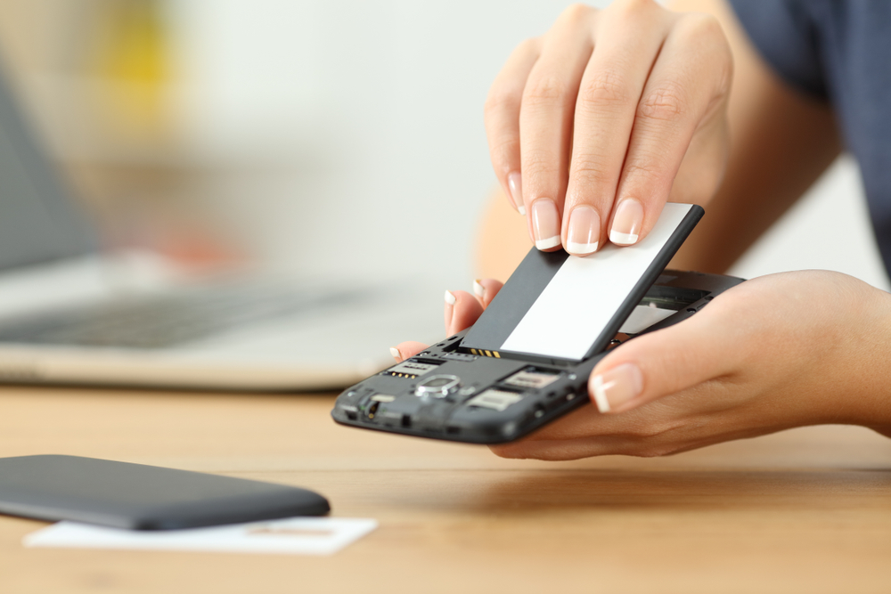 EU Says Every Phone Sold in Europe Needs a Replaceable Battery Except, Perhaps, the iPhone
