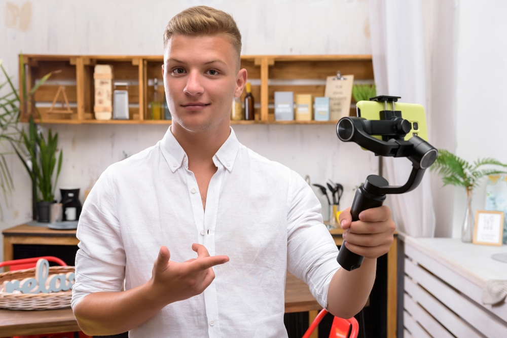 People Are Literally Running Into Scientology Buildings For Views