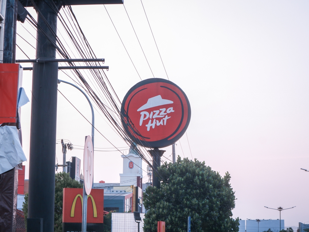 Pizza Hut’s Retro Comeback Has Customers Driving Hours Just To Relive The 1990s