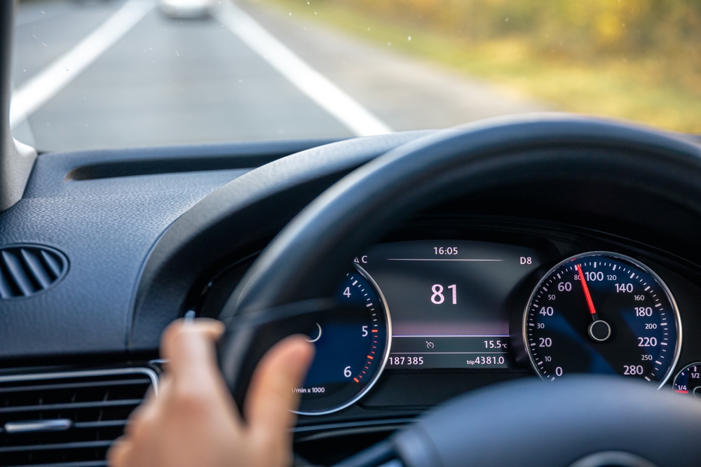 Driver Took His Renault Symbol to 999,999km, Only for the Odometer to Ruin the Big 1,000,000km Moment