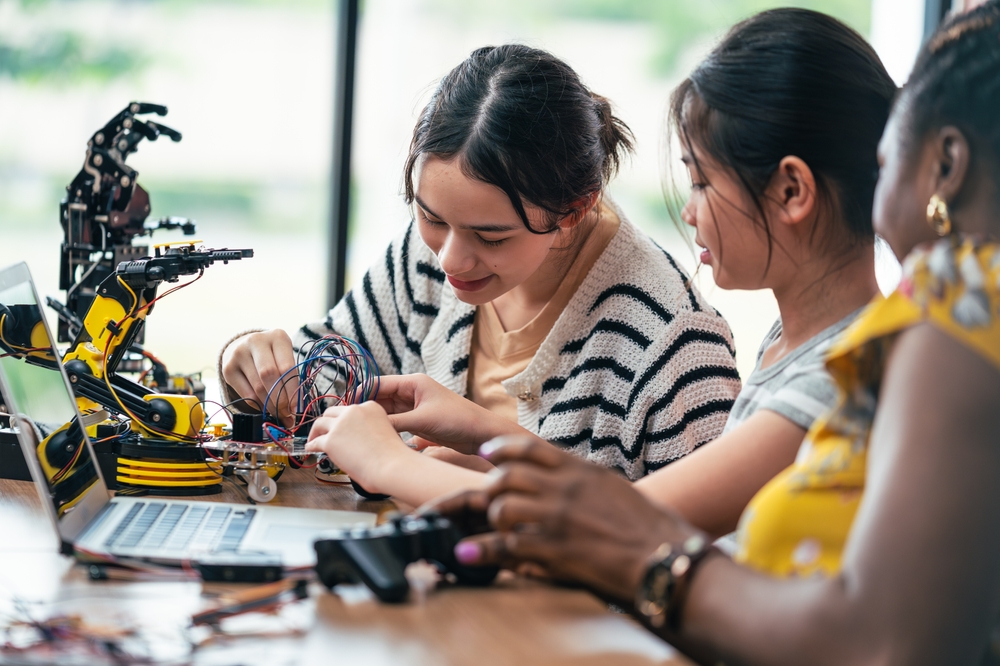 This New York School Is Letting a Humanoid Robot Teach Students, But There’s One Rule It Can’t Break