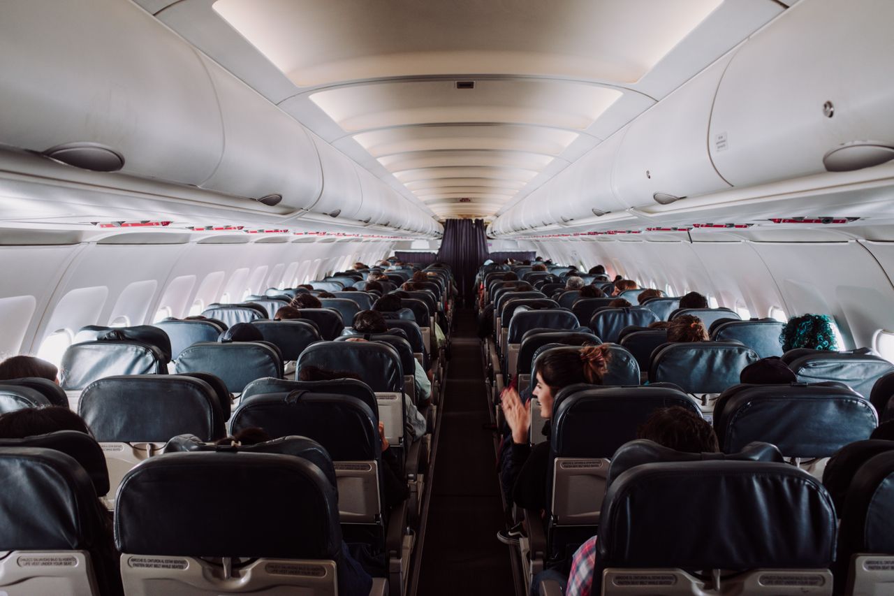 15-Year-Old Girl Was The Only Person On A 300-Passenger Flight Who Could Talk To A Deafblind Man