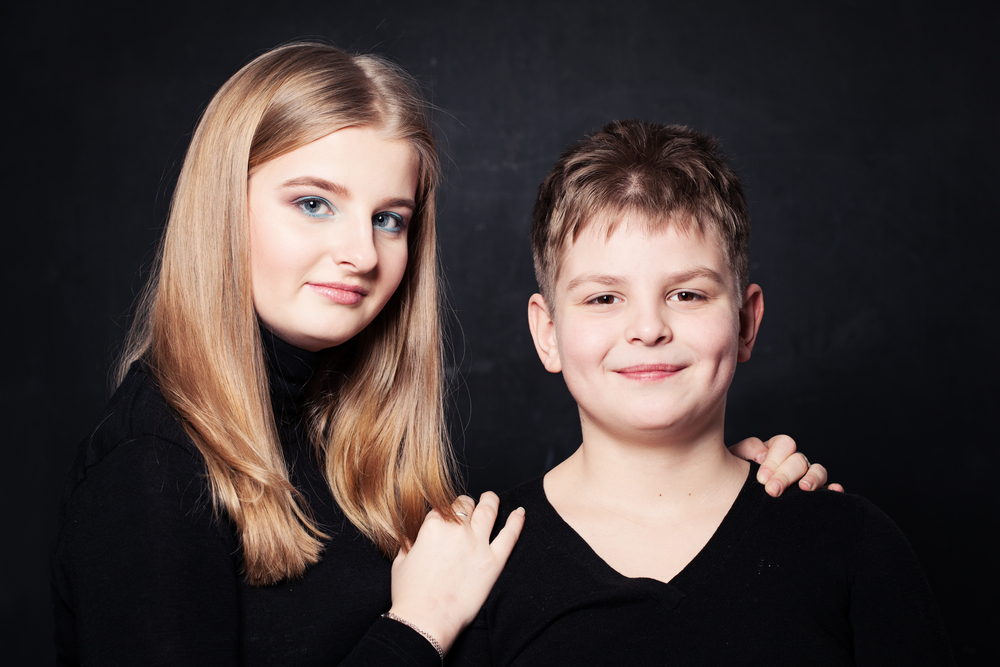 193 Siblings Hilariously Recreated Their Childhood Photos And The Results Are Pure Gold