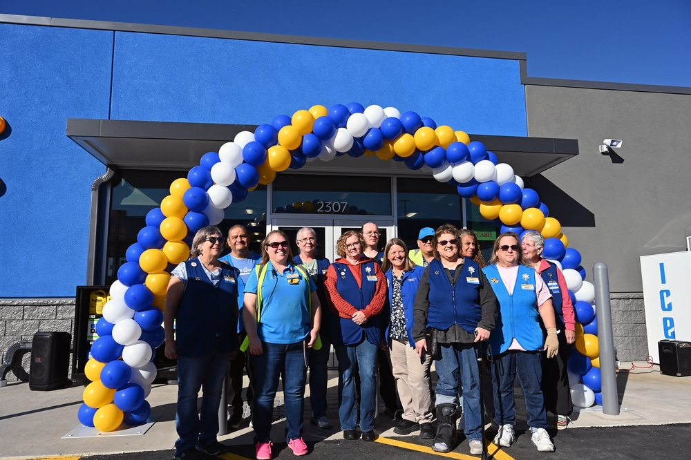 Walmart Employee’s 44-Year Work Anniversary Sparks Fierce Debate Over How Companies Reward Loyalty