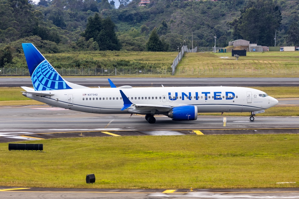 United Airlines Flight Makes Sudden U-Turn After Crew Member Spots Disturbing Messages